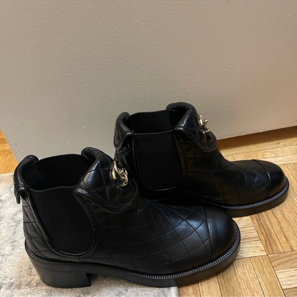 💕HP💕Chanel black Lambskin Quilted Cap Toe CC Turnlock Booties - Picture 4 of 7
